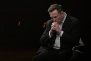 免费测算特斯拉股价收涨超3%：特朗普无意沟通，马斯克父亲劝儿子低头
